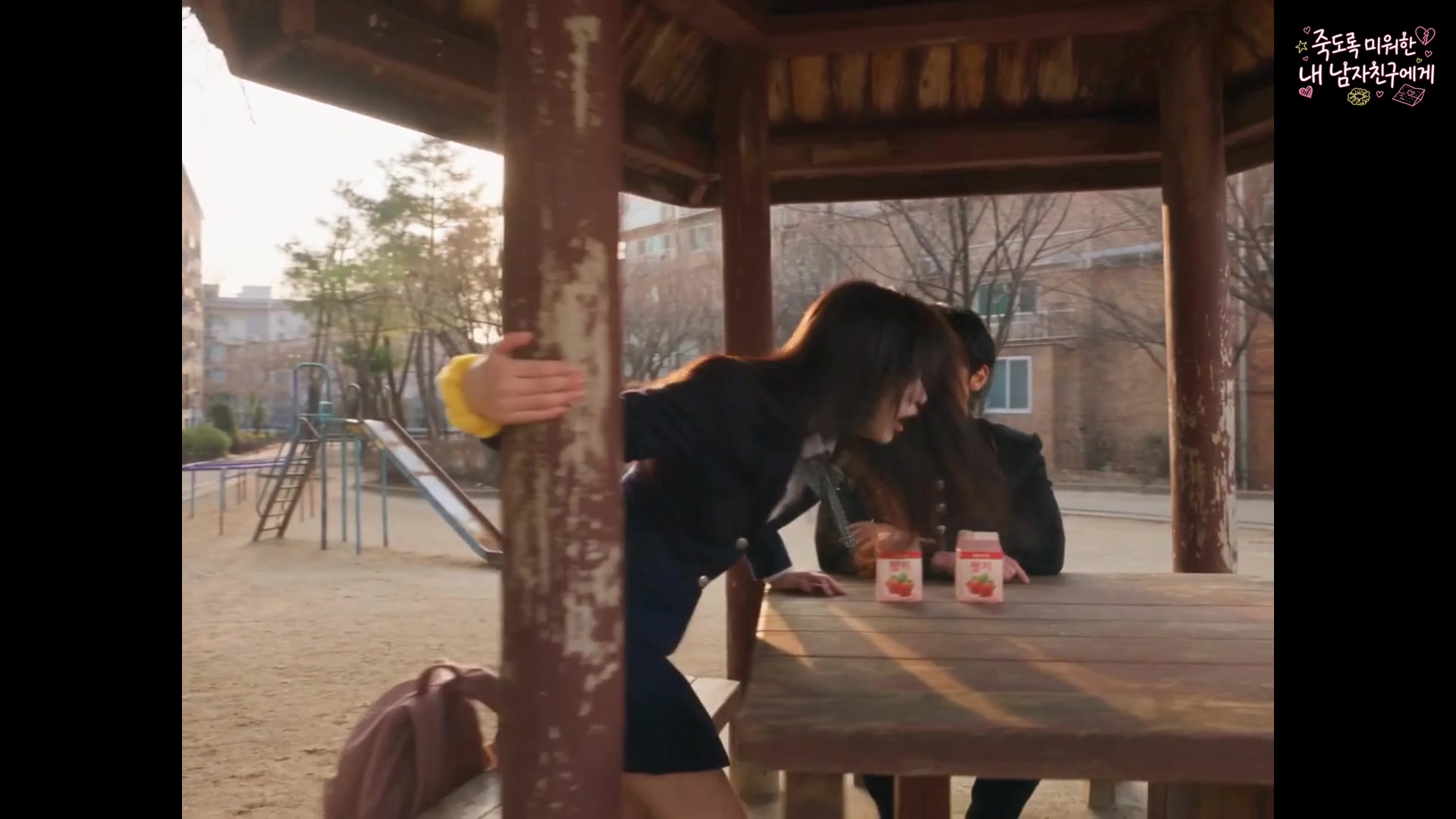 두 인물이 만나는 야외 정자